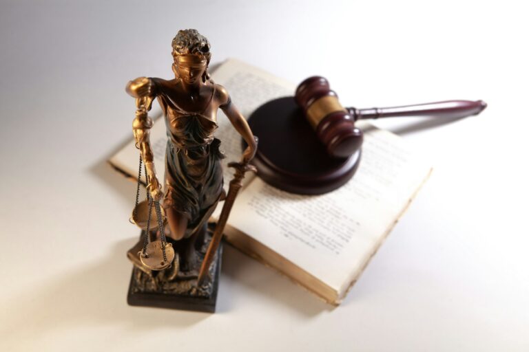 Estatua de la justicia, mazo y libro - Derecho Civil Tenerife